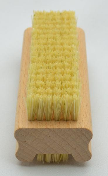 Handwaschbürste und Nagelbürste Buchenholz naturbelassen mit Griffmulden. 6 und 4 Reihen helle harte Naturborsten.